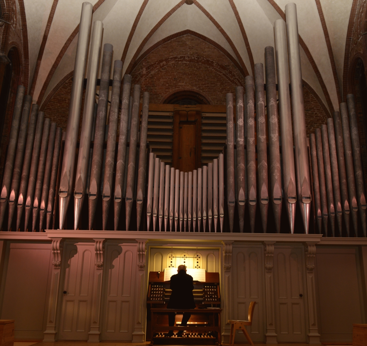 Orgelspieler an der Hook-Orgel in der Heilig-Kreuz-Kirche