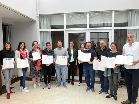 Teilnehmerinnen und Teilnehmer mit ihren Zertifikaten, Ingrid Alken (Studienleitung Fundraising Akademie), Silke Hannemann (landeskirchliche Fundraiserin der EKBO)